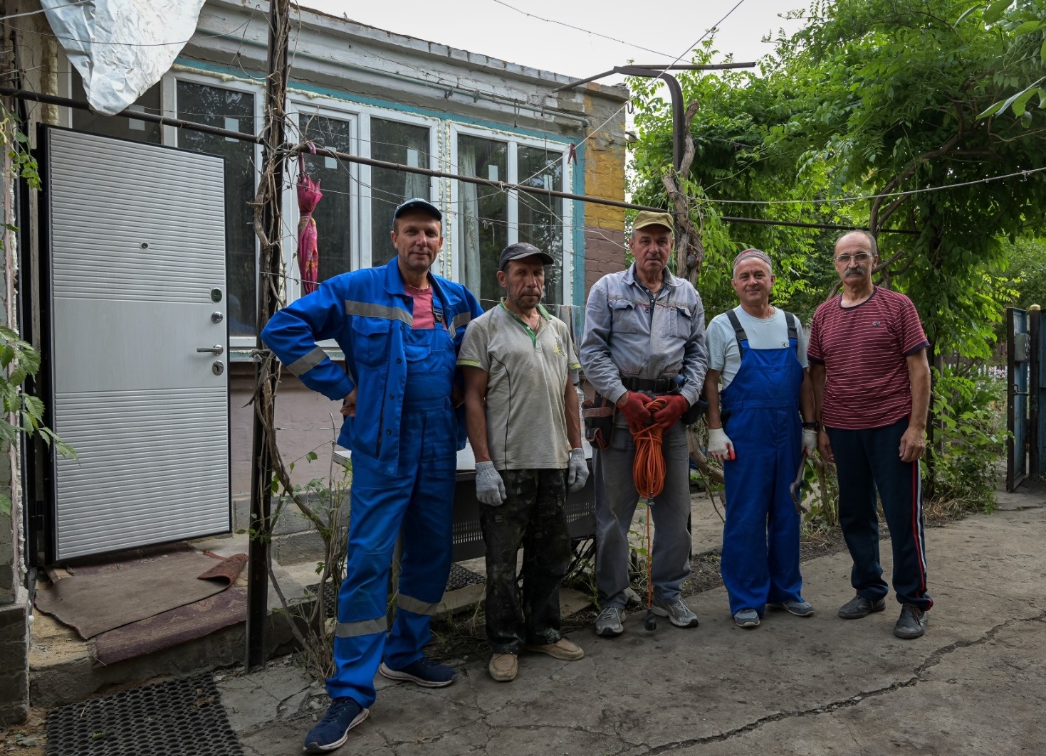 С наступлением холодов Церковь призвала добровольцев для ремонта домов в  зоне конфликта в Владикавказе - Церковная помощь беженцам и пострадавшим от  военных действий